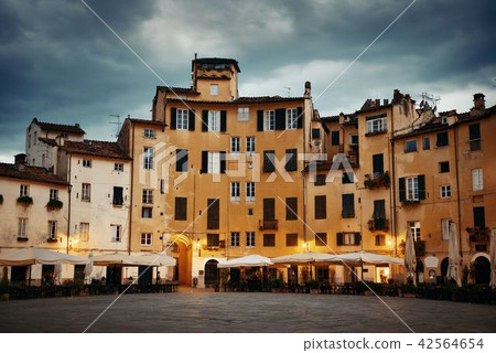 Piazza dell Anfiteatro night view 42564654