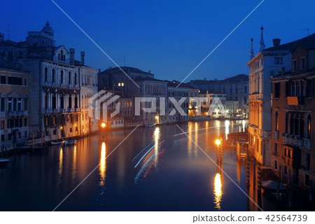 Venice canal night 42564739