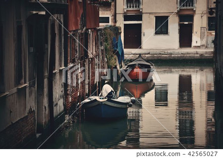 Venice boat alley Venice boat alley 42565027
