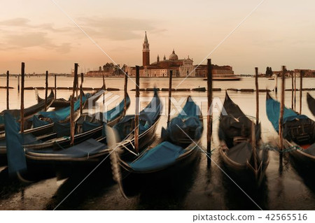 Gondola and San Giorgio Maggiore island sunrise Gondola and San Giorgio Maggiore island sunrise 42565516