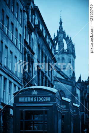 Edinburgh city street Edinburgh city street 42565749