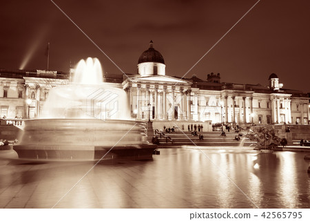 Trafalgar Square 42565795