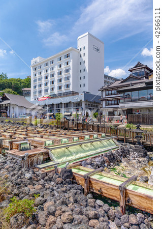 草津溫泉（8月陽光燦爛的夏天的熱水場） 42566111