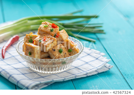 Stir fried tofu with garlic and chili, green onion Stir fried tofu with garlic and chili, green onion 42567324