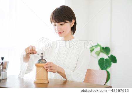 Women's coffee mill 42567613