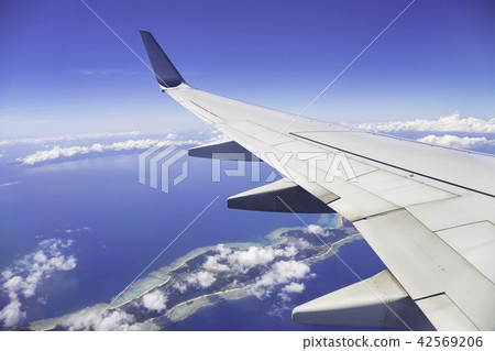 飛機窗外的風景（很快降落在那霸機場） 42569206