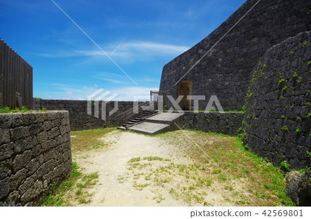 Urasoe城堡廢墟和牆壁 42569801