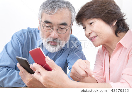 高級夫婦掙扎著如何使用smaho 42570333