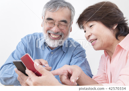 使用智能手機的資深夫婦 42570334