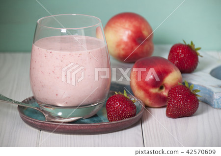 Smoothies of strawberry and nectarines with yogurt Smoothies of strawberry and nectarines with yogurt 42570609