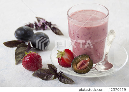 Smoothies of strawberry and nectarines with yogurt 42570659