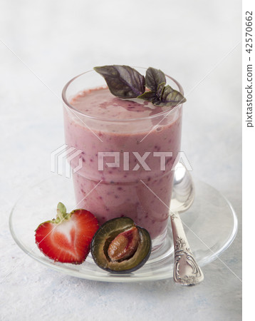 Smoothies of strawberry and nectarines with yogurt Smoothies of strawberry and nectarines with yogurt 42570662