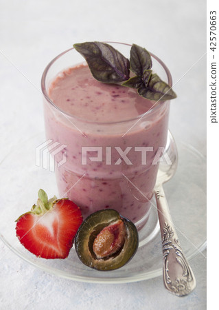 Smoothies of strawberry and nectarines with yogurt Smoothies of strawberry and nectarines with yogurt 42570663