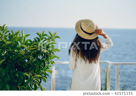 girl near sea 42571135