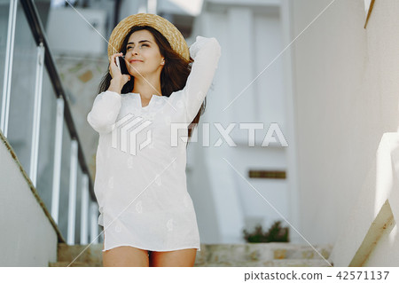 girl with phone 42571137