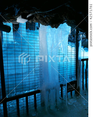 Narusawa ice hole / ice pillar Narusawa ice hole / ice pillar 42571781