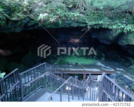 Narusawa ice hole · cave entrance Narusawa ice hole · cave entrance 42571782