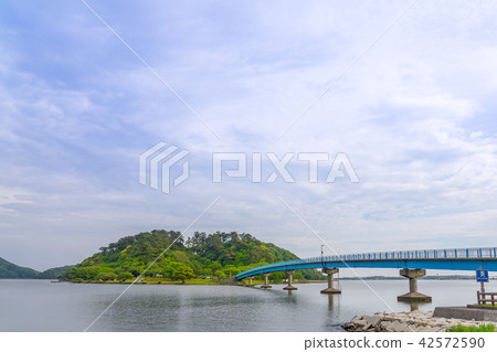 通往山陰海岸地質公園和小山池公園的青島大橋(鳥取縣鳥取市勝美市) 通往山陰海岸地質公園和小山池公園的青島大橋(鳥取縣鳥取市勝美市) 42572590