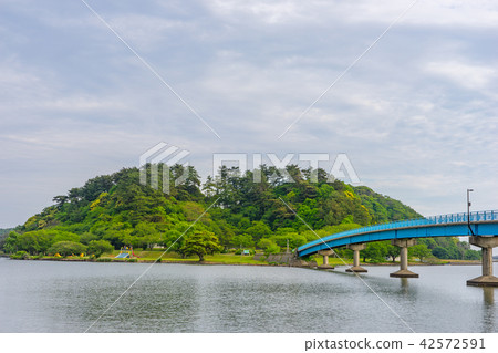 通往山陰海岸地質公園和小山池公園的青島大橋(鳥取縣鳥取市勝美市) 通往山陰海岸地質公園和小山池公園的青島大橋(鳥取縣鳥取市勝美市) 42572591