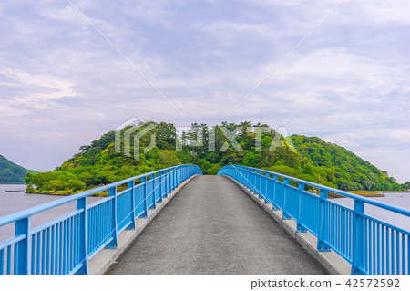 通往山陰海岸地質公園和小山池公園的青島大橋(鳥取縣鳥取市勝美市) 通往山陰海岸地質公園和小山池公園的青島大橋(鳥取縣鳥取市勝美市) 42572592