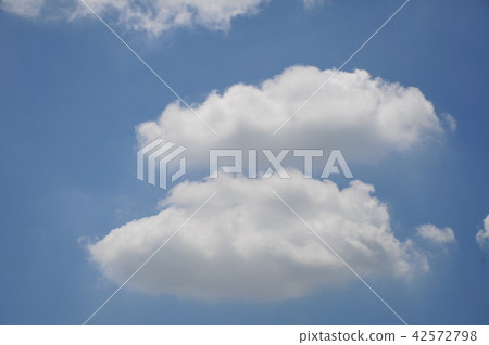 親子云漂浮在藍天的兩個字符雲彩夏天天空和漂浮在夏天天空的兩個字符雲彩 42572798