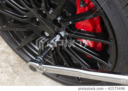 Tighten the wheel nut with a torque wrench Tighten the wheel nut with a torque wrench 42573496