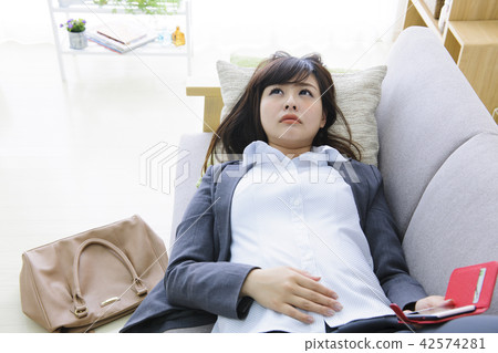累了的小姐生病的小姐女商人累了累了物理自我管理 累了的小姐生病的小姐女商人累了累了物理自我管理 42574281
