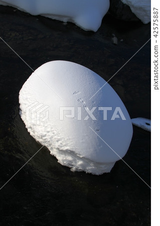 說謊在河的岩石的雪第4部分 42575887