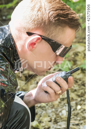 Agent talking on walkie-talkie 42575906