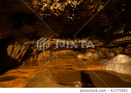 antre, cave, cavern 42575991