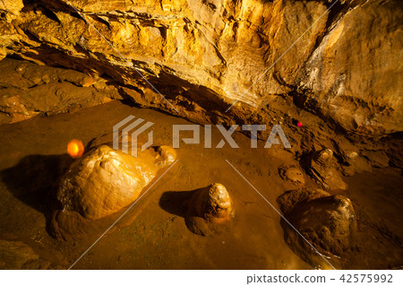 antre, cave, cavern 42575992