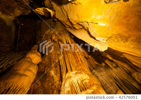 antre, cave, cavern 42576001