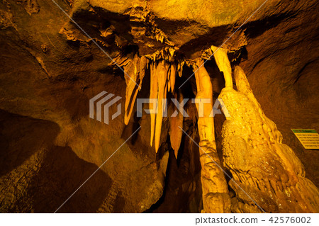 antre, cave, cavern 42576002