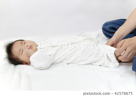 更換尿布的步驟-14關閉連褲褲按鈕 42578675