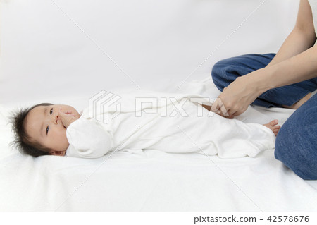 Procedure for diaper change -14 Close the rompers' button Procedure for diaper change -14 Close the rompers' button 42578676