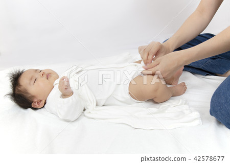 Procedure for diaper change -14 Close the rompers' button 42578677