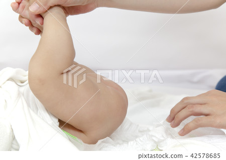 更換尿布的步驟-10準備新的尿布 更換尿布的步驟-10準備新的尿布 42578685