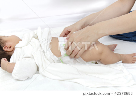 Procedure for changing diapers -4 Remove the tape of dirty diapers Procedure for changing diapers -4 Remove the tape of dirty diapers 42578693