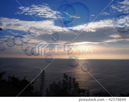 Sea that light bubbles and light bubble 42578699