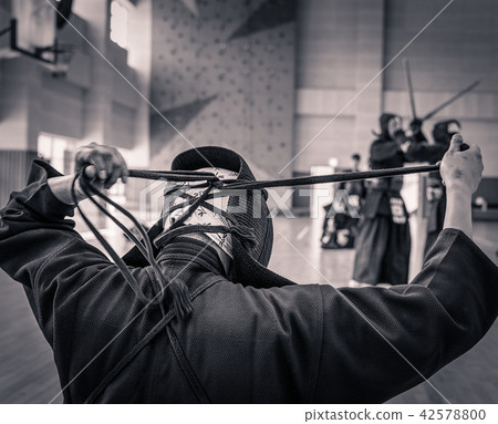 一名劍道選手的背部繫著面罩帶,準備比賽。 一名劍道選手的背部繫著面罩帶,準備比賽。 42578800