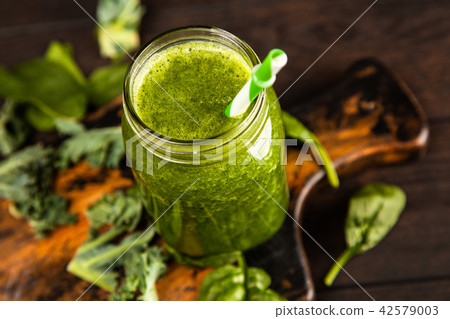 Spinach and kale smoothie 42579003