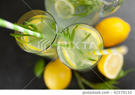 Tarragon lemonade drink 42579110