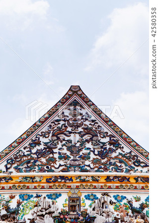 Ornament ceramic facade Wat Ratchaorotsaram 42580358