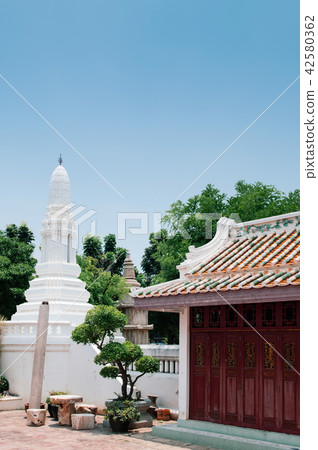 Pagoda and Chinese pavilion of Wat Ratchaorasam 42580362