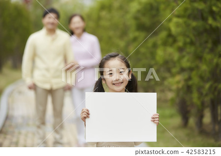 Margin, copy space, spring, family, park, everyday, lifestyle 42583215