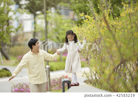 Spring, Family, Park, Everyday, Walking, Excursions, Outing, Dad, Daughter, Dating Spring, Family, Park, Everyday, Walking, Excursions, Outing, Dad, Daughter, Dating 42583219