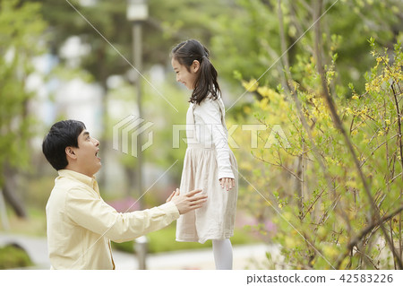 Spring, Family, Park, Everyday, Walking, Excursions, Outing, Dad, Daughter, Dating Spring, Family, Park, Everyday, Walking, Excursions, Outing, Dad, Daughter, Dating 42583226