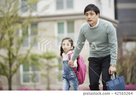 春天,家庭,學校,工作,爸爸,女兒,女性,每天,生活方式 春天,家庭,學校,工作,爸爸,女兒,女性,每天,生活方式 42583264