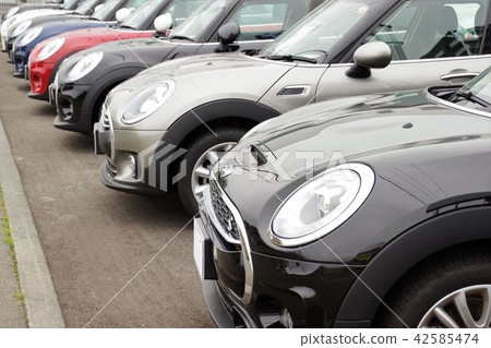 汽車進口車與經銷商排隊 汽車進口車與經銷商排隊 42585474