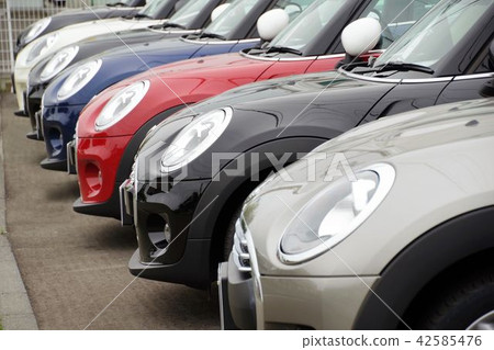汽車進口車與經銷商排隊 42585476